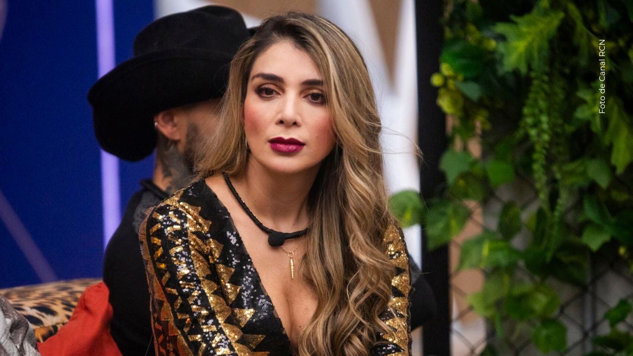 Marilyn Patiño escucha la versión de Alejandro Estrada. 