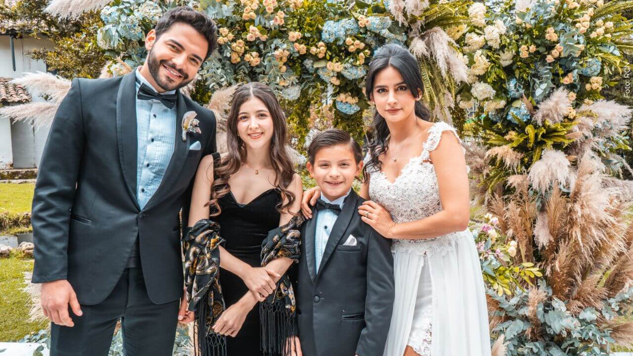 María Manuela Gómez subió al altar y se mostró feliz por el paso dado.