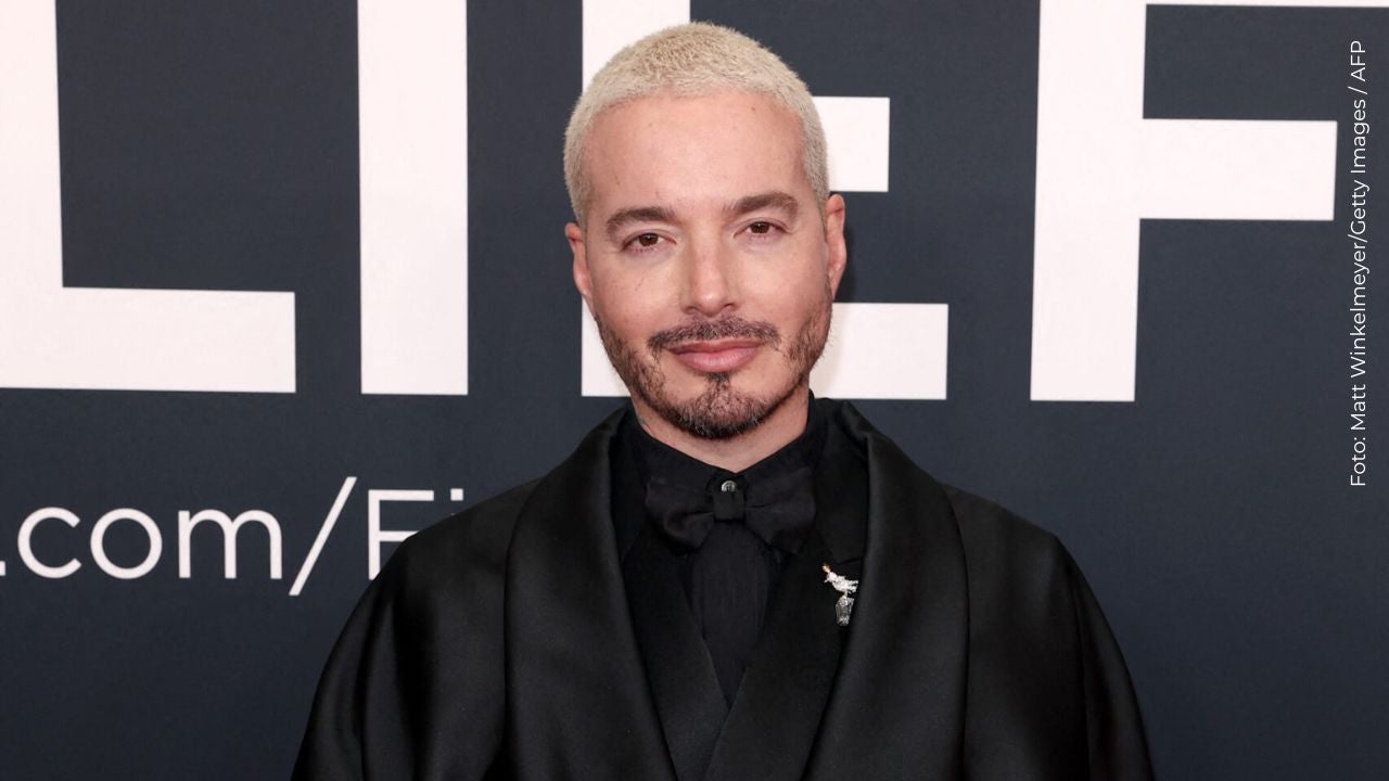 J Balvin se lanzó de tobogán de colores y generó polémica