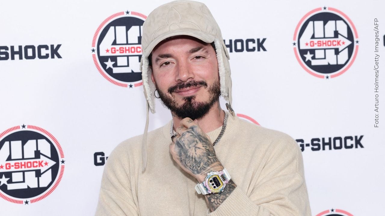 J Balvin se lanzó de un tobogán de colores y generó polémica en redes