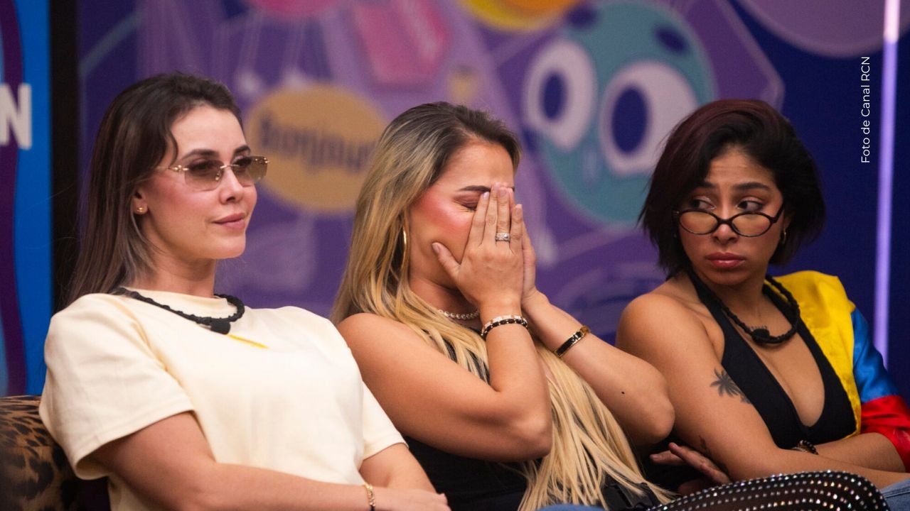 Karola le recoge las pertenencias a Yuli Ruiz.