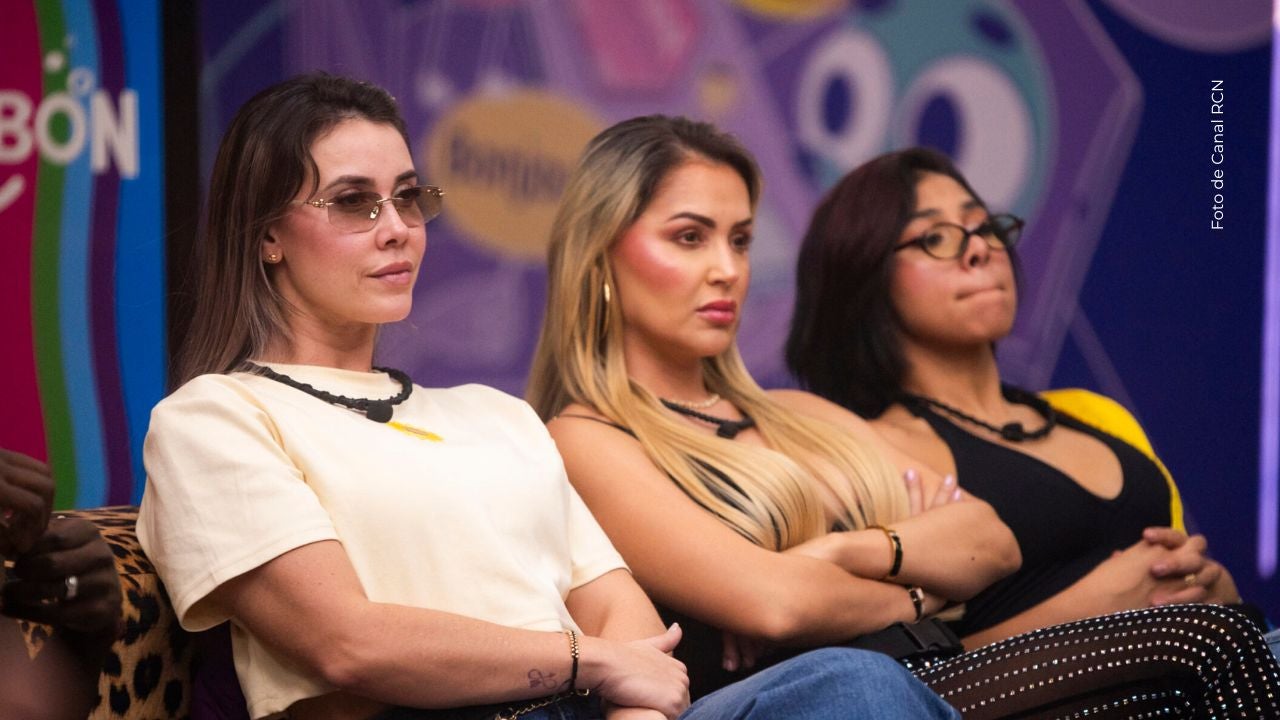 Karola le pide a Yuli Ruiz que le devuelva la ropa.