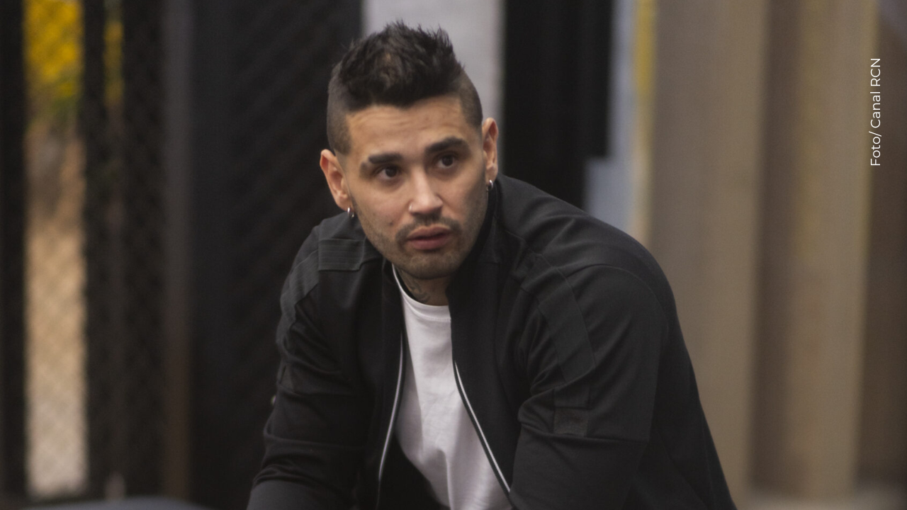 Tebi Bernal atiende el teléfono y recibe un poder que sacude la casa.