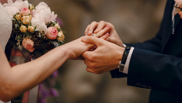 Famosa presentadora le pidió matrimonio a su novio: así fue la romántica propuesta Famosa presentadora le pidió matrimonio a su novio: así fue la romántica propuesta