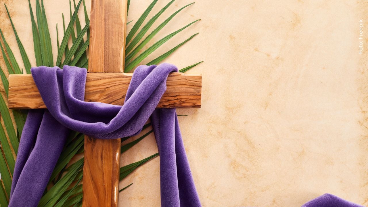 Imagen de un cruz rodeada de un manto púrpura