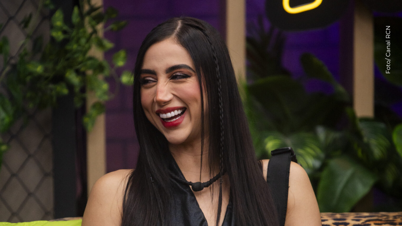 Beba atiende el teléfono y recibe un poder que sacude la placa.