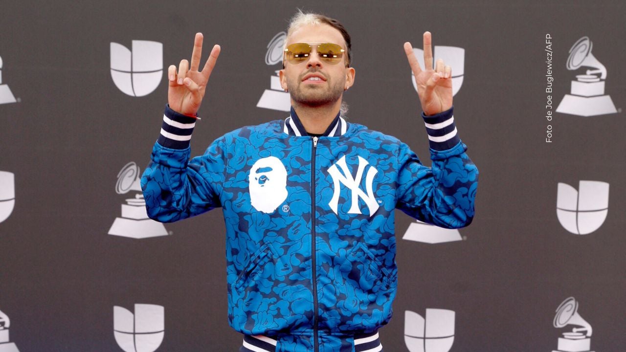 Feid trabaja junto a varios de sus amigos.