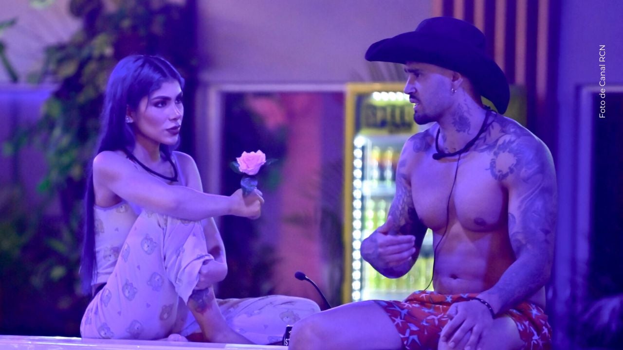 Alexa Torrex le canta una canción romántica a Tebi. 