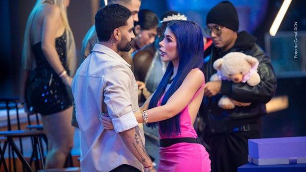 Alexa Torrex le entregó una falda a Eidevin en La casa de los famosos; ¿cómo reaccionó el actor?