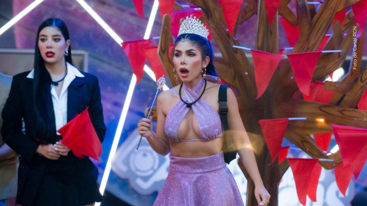 Alexa Torrex le devuelve la ropa a Mariana Zapata.