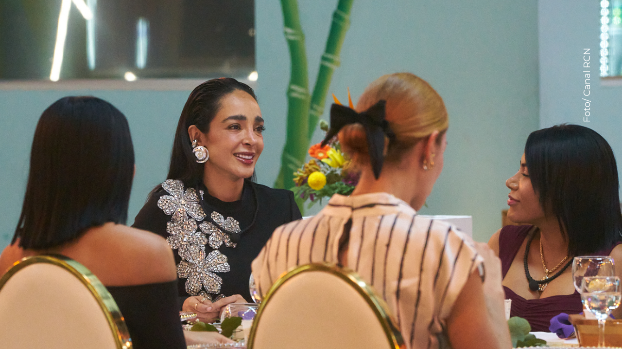 Yina Calderón causa revuelo tras darle inesperado regalo a Manelyk González