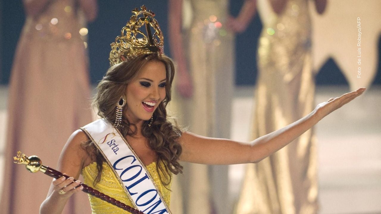 Daniela Álvarez rompió el parabrisas de su carro. 