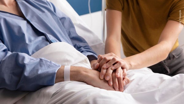 Hospitalizan a reconocida influencer y su hijo lanza angustioso mensaje: "Recen por mi mamá"