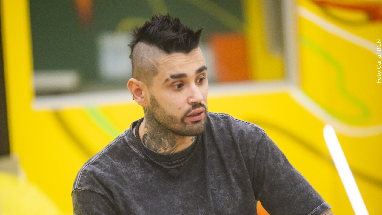 ¿Se terminó la relación? Novia de Tebi lo deja de seguir y enciende rumores