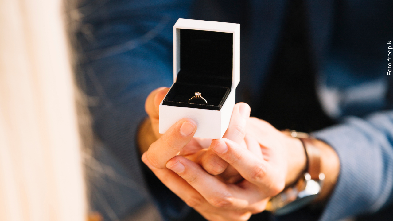 Alexsandra Estarita se comprometió con su pareja Elías Echeverria