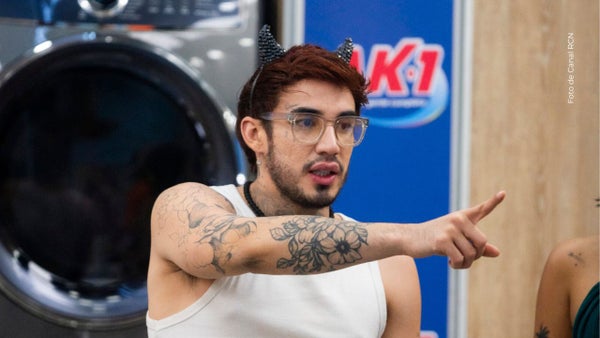 Valentino Lázaro mostró su descontento con su disfraz de Halloween en La casa de los famosos