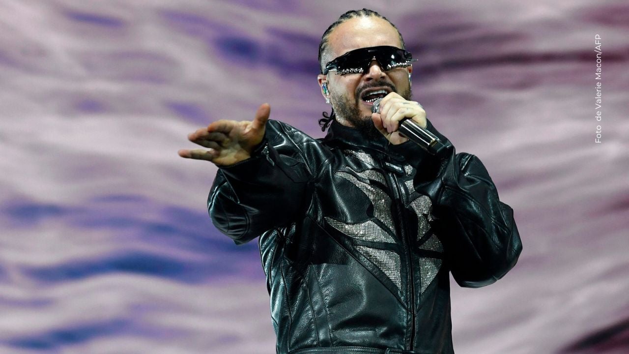 J Balvin muestra su talento. 