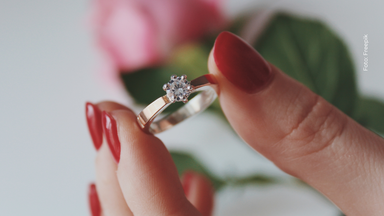 La Suprema presume anillo y desata rumores de compromiso.