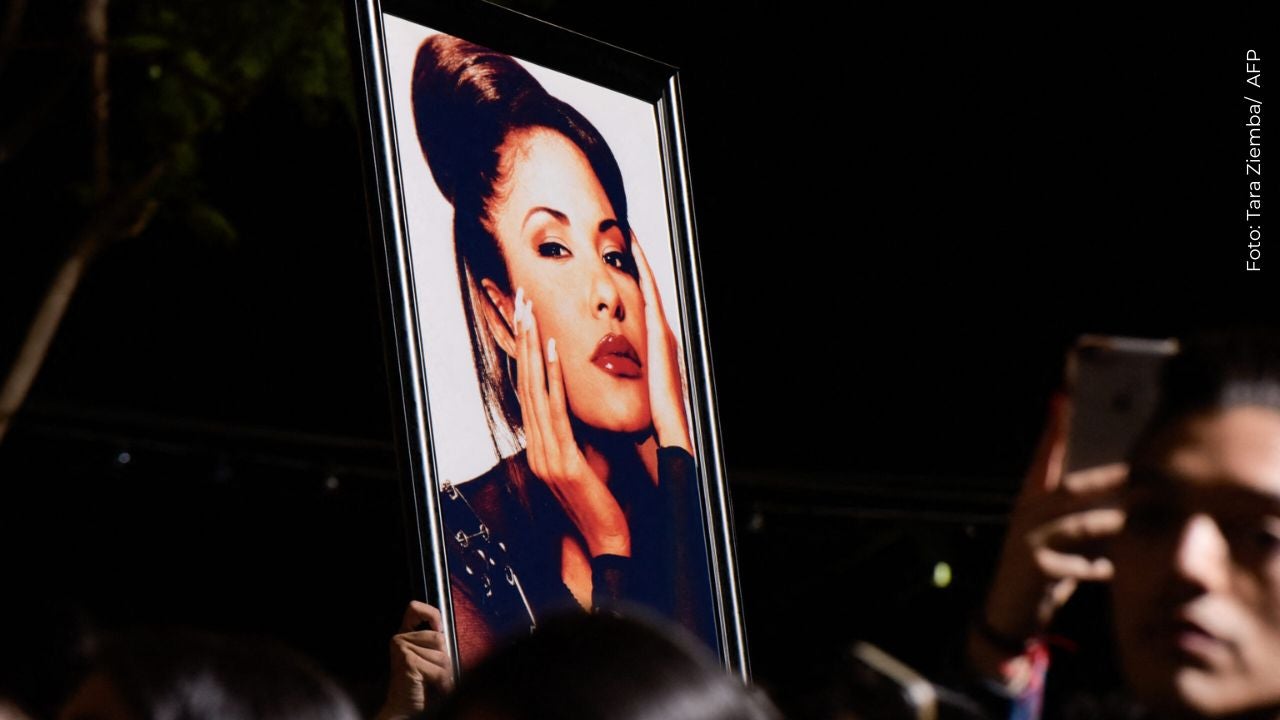 Imagen de Selena Quintanilla cargada por un fan en un homenaje