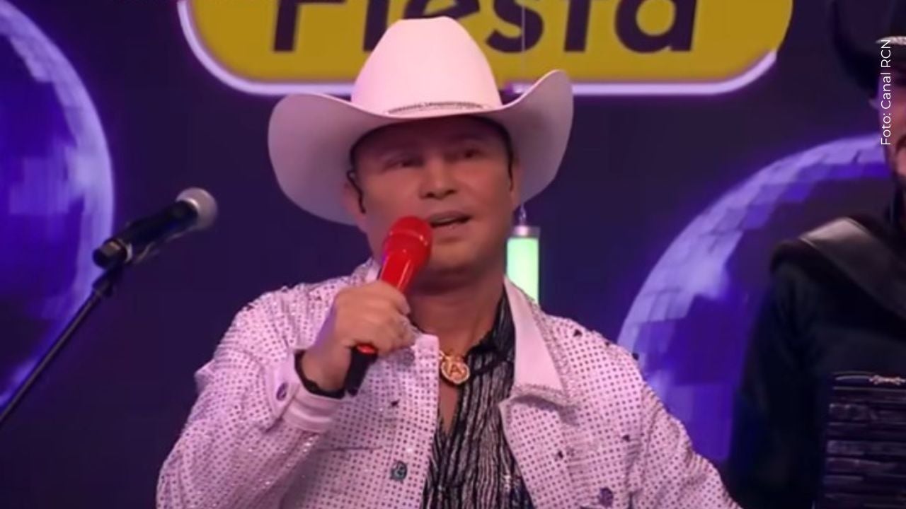 Novia de Giovanny Ayala se gradúa y el cantante recibe críticas