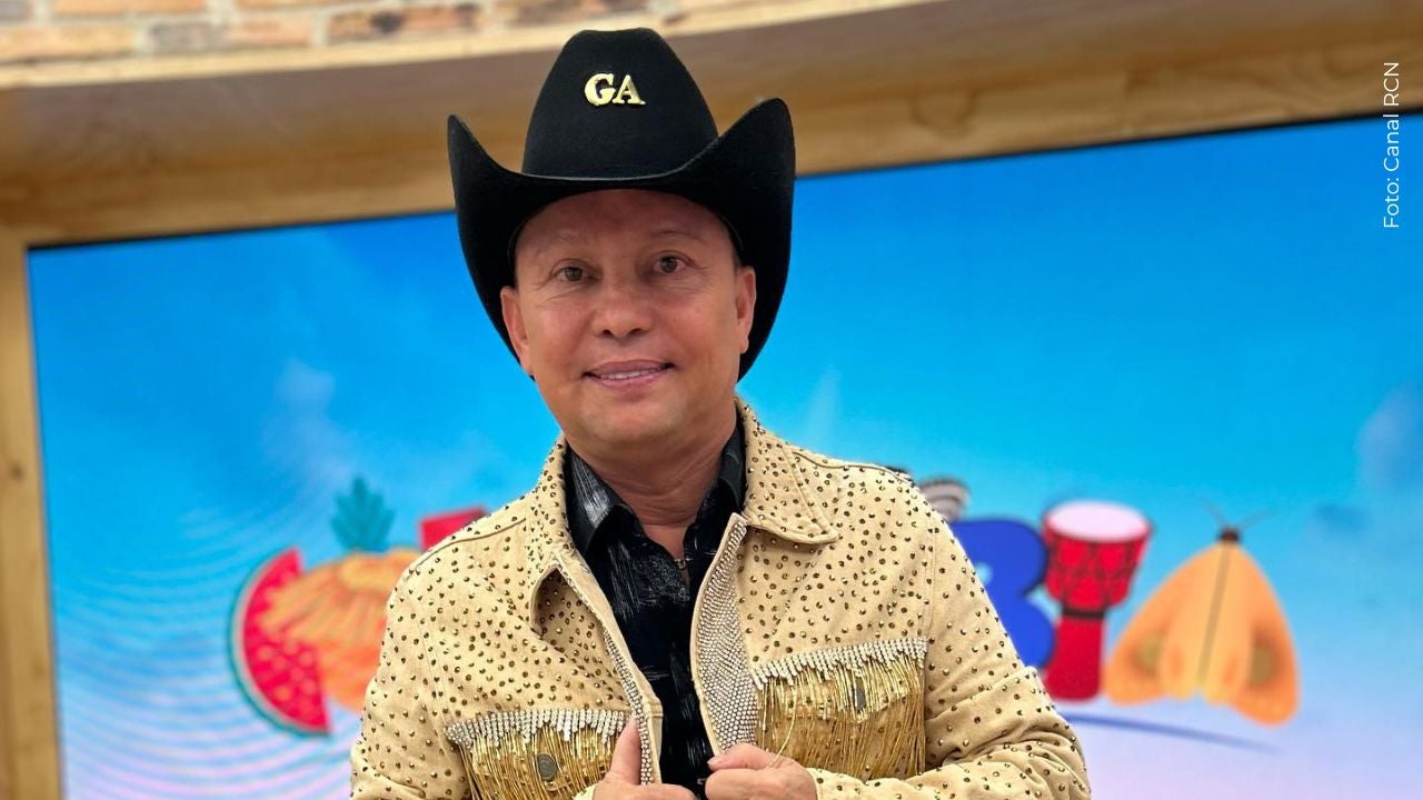 Prometida de Giovanny Ayala se graduó y el cantante recibió críticas