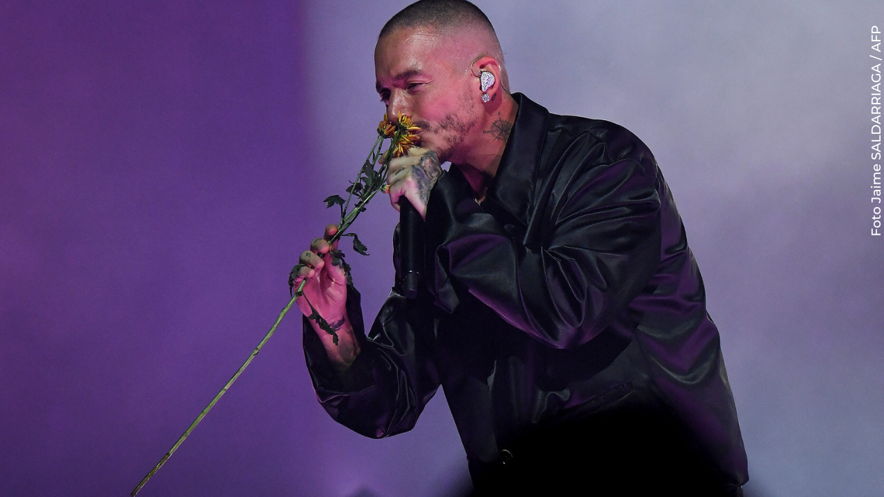 J Balvin sufre caída en concierto y su reacción se vuelve viral