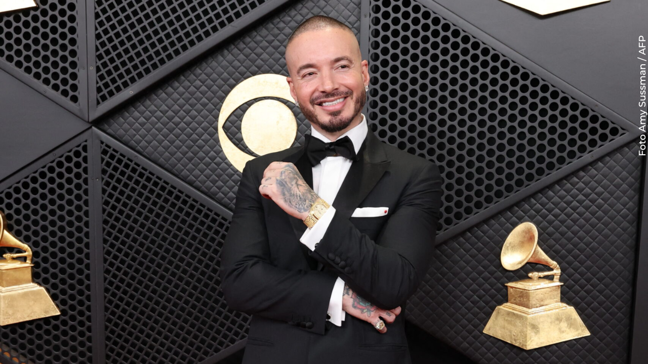 J Balvin se cae en pleno concierto y sorprende con su reacción en tarima