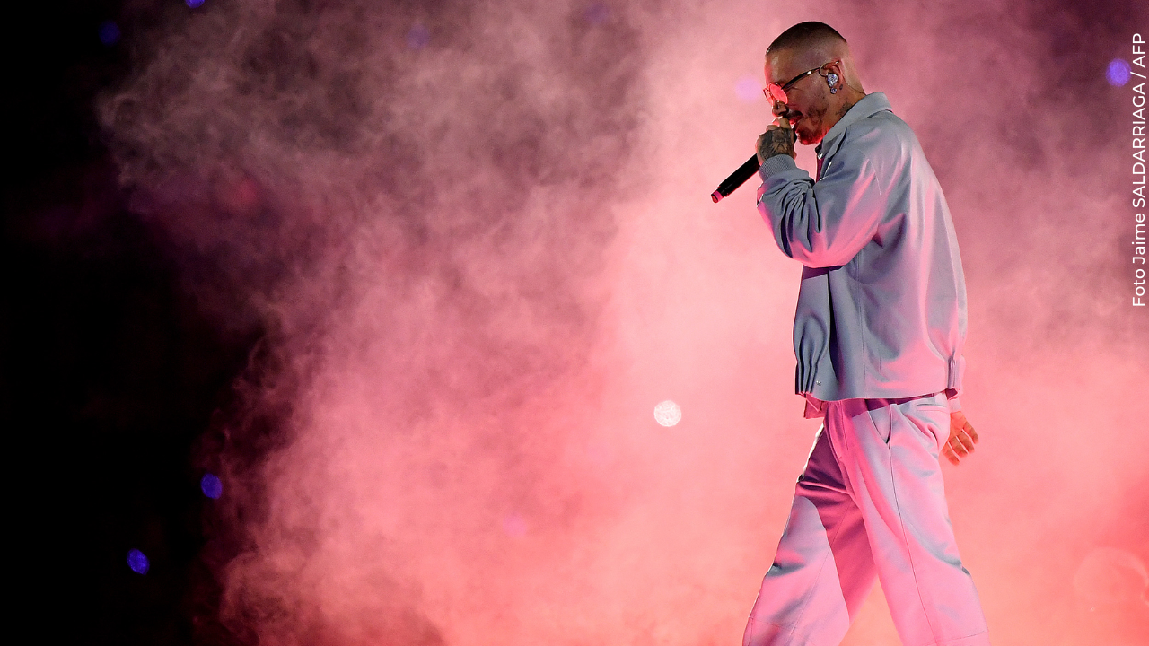 J Balvin protagoniza caída en tarima