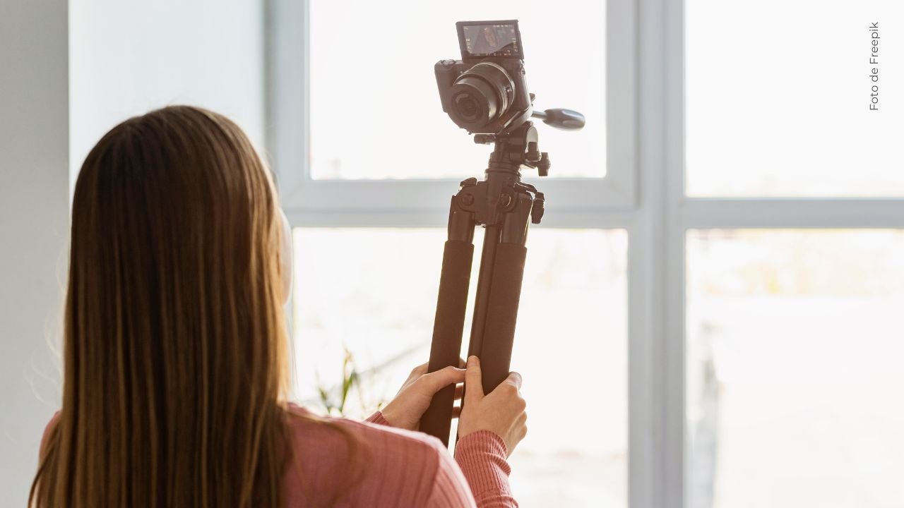 La Blanquita se da un beso con un hombre.