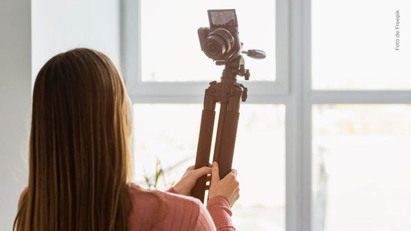 La Blanquita causó furor al darse un beso con misterioso hombre; ¿cómo reaccionó Deiby Ruiz?