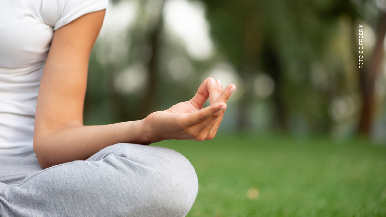 ¿Qué beneficios tiene meditar de noche para la salud?