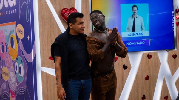 Juan Caribe y Campanita se dieron un beso en La casa de los famosos; así fue el momento