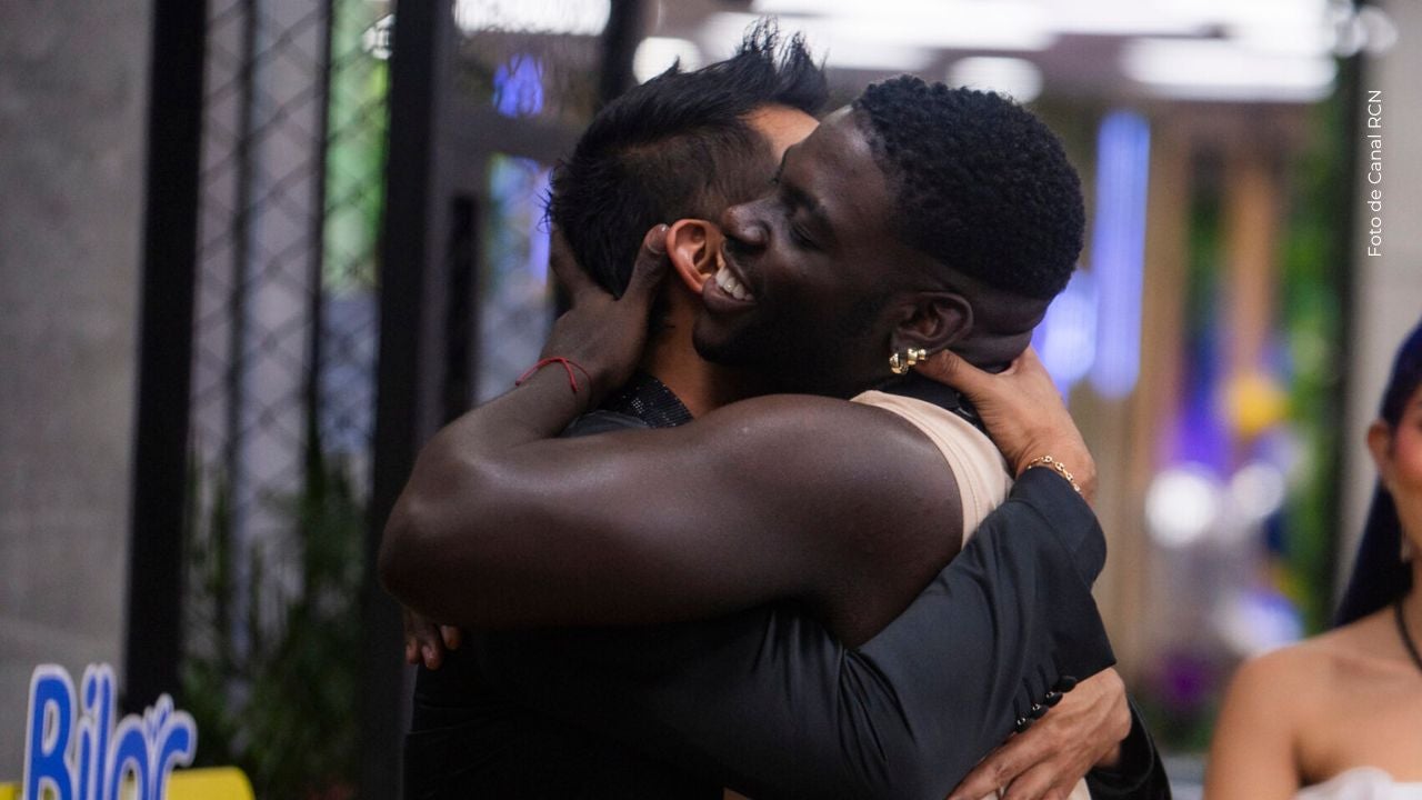 Juanda Caribe besa a Campanita mientras interpreta uno de sus personajes. 