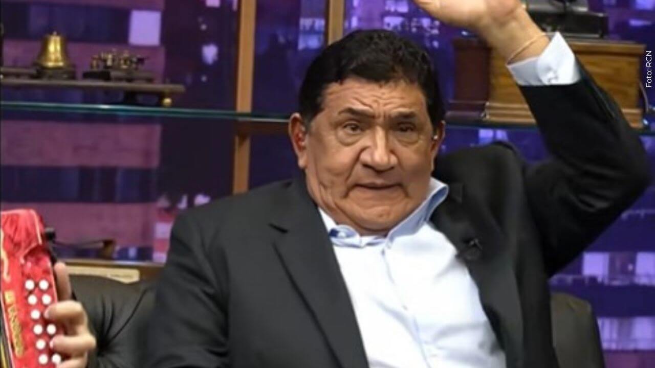 Poncho Zuleta le dio un beso a una seguidora en medio de un concierto.