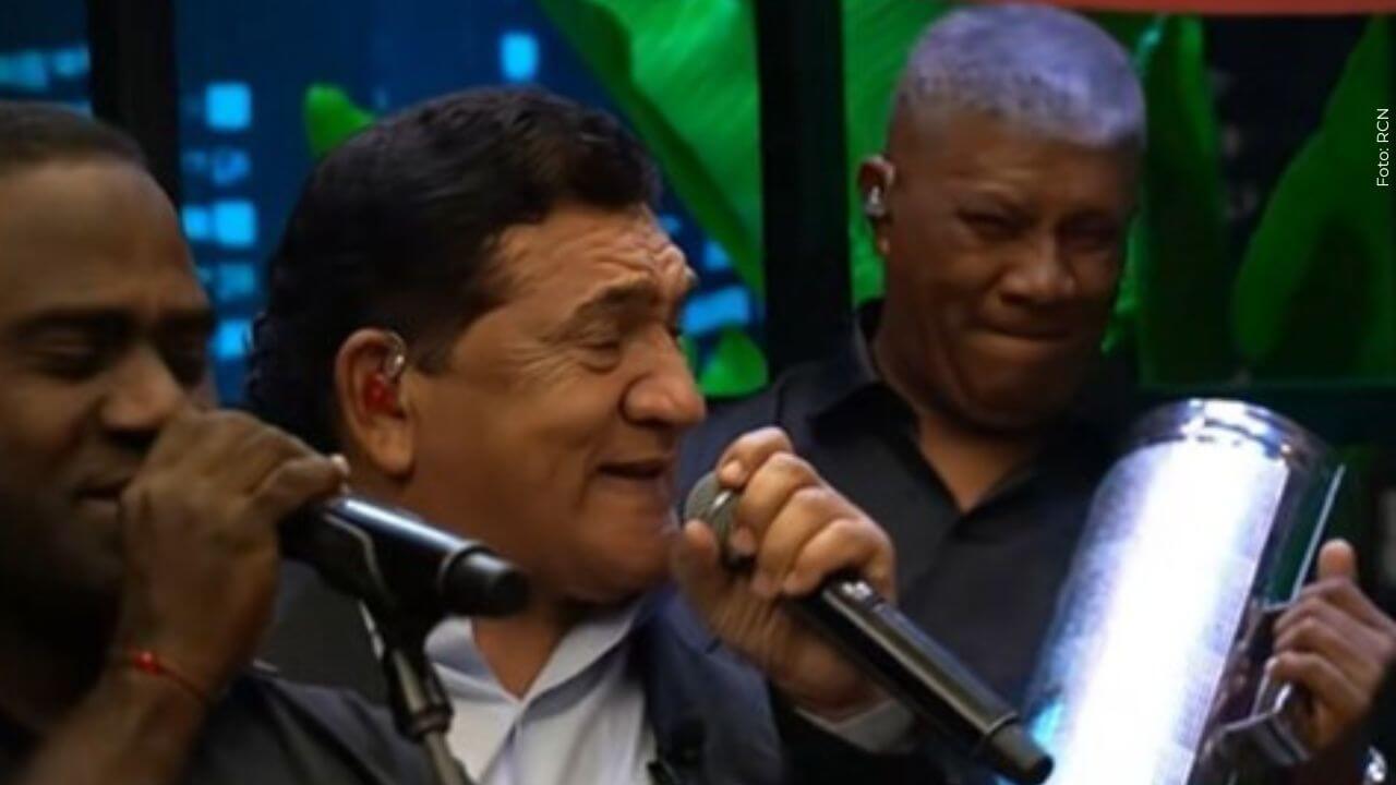 Poncho Zuleta aprovechó la ocasión y besó en la boca a una seguidora.