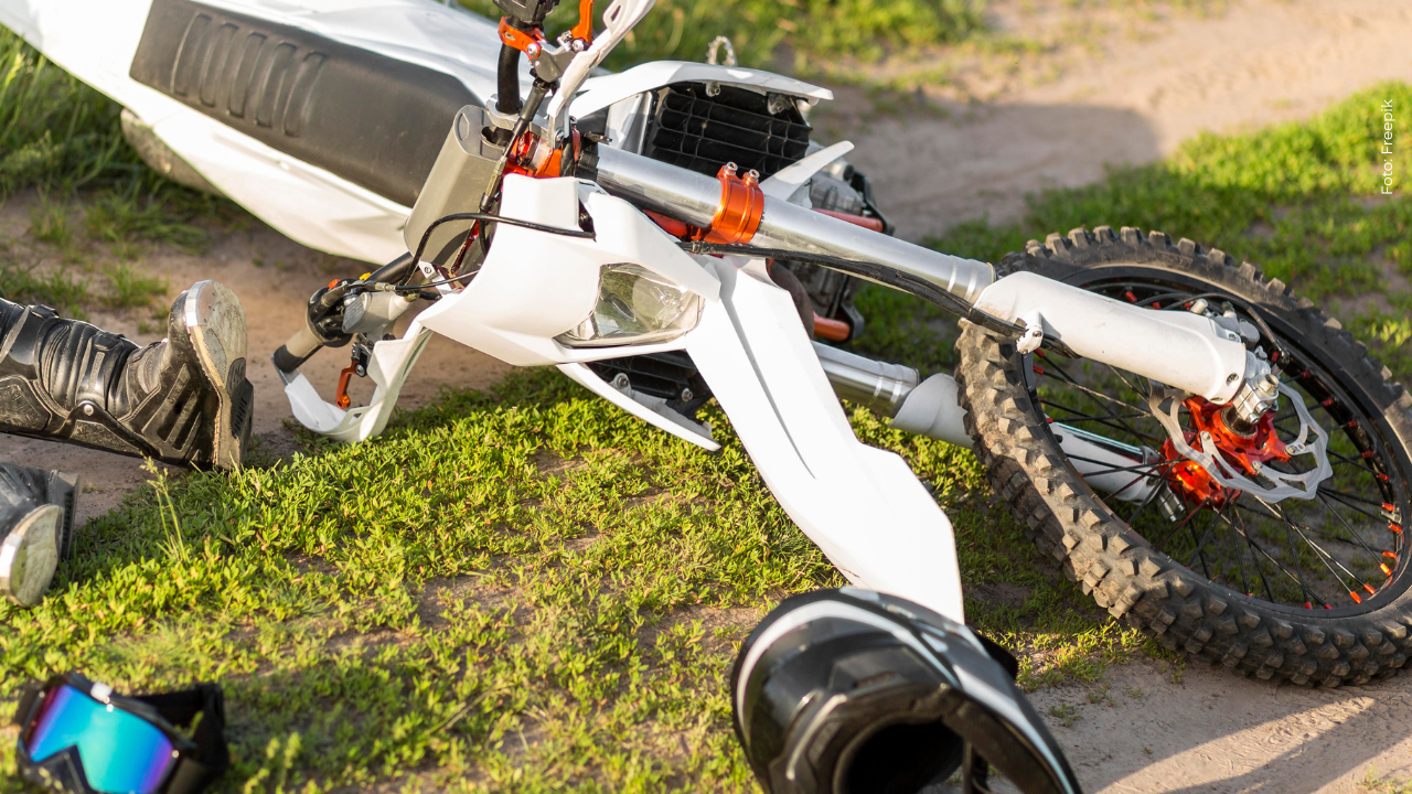 Reconocido cantante colombiano enfrentó grave accidente tras caer de su motocicleta: ¿quién es?