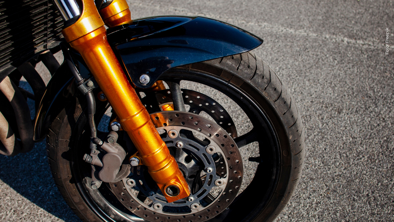 Reconocido cantante colombiano enfrentó grave accidente tras caer de su motocicleta: ¿quién es?