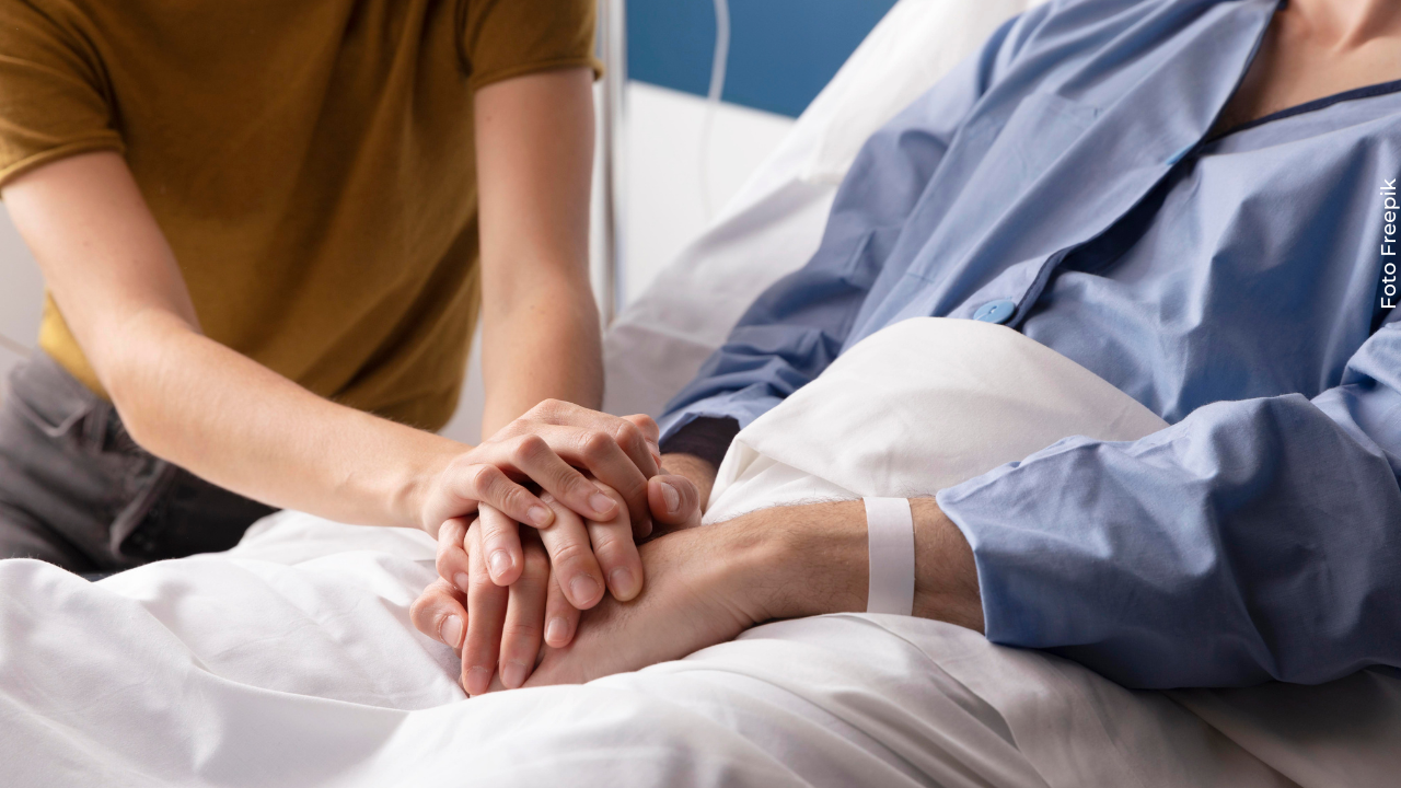 Legendario cantante de rock en español es hospitalizado por quebranto de salud y genera preocupación