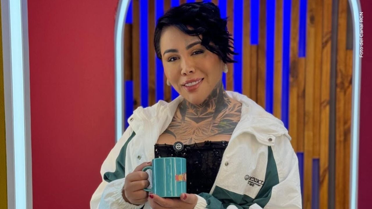 Yina Calderón enciende redes con outfit que parece sacado de un sofá.