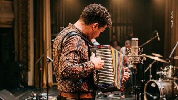 Reconocido cantante colombiano fue víctima de robo en importante festival; ¿de quién se trata?