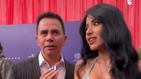 Jenny López le dio emotivo regalo de aniversario a Jhonny Rivera; así reaccionó el cantante