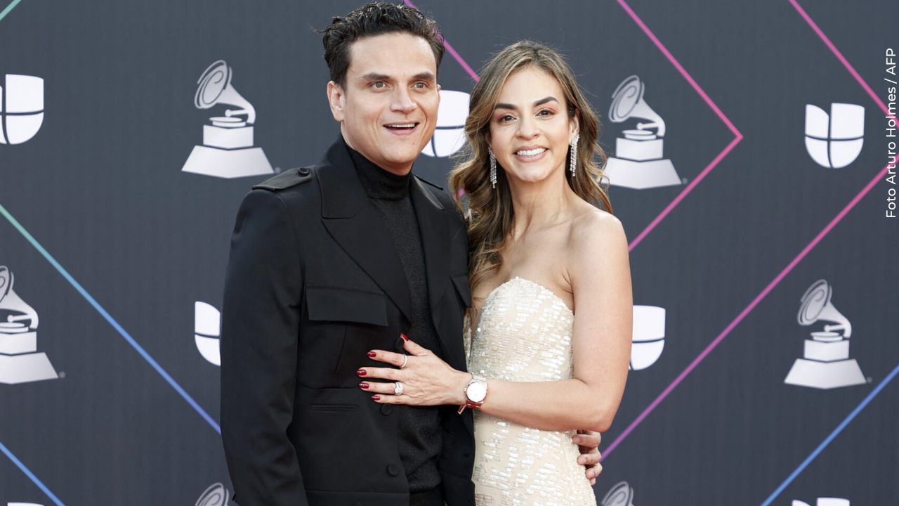 Captan a Silvestre Dangond besando a una mujer en pleno concierto