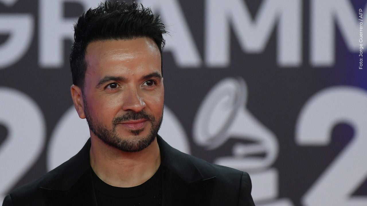 Luis Fonsi se viste de luto tras el fallecimiento de su abuela.