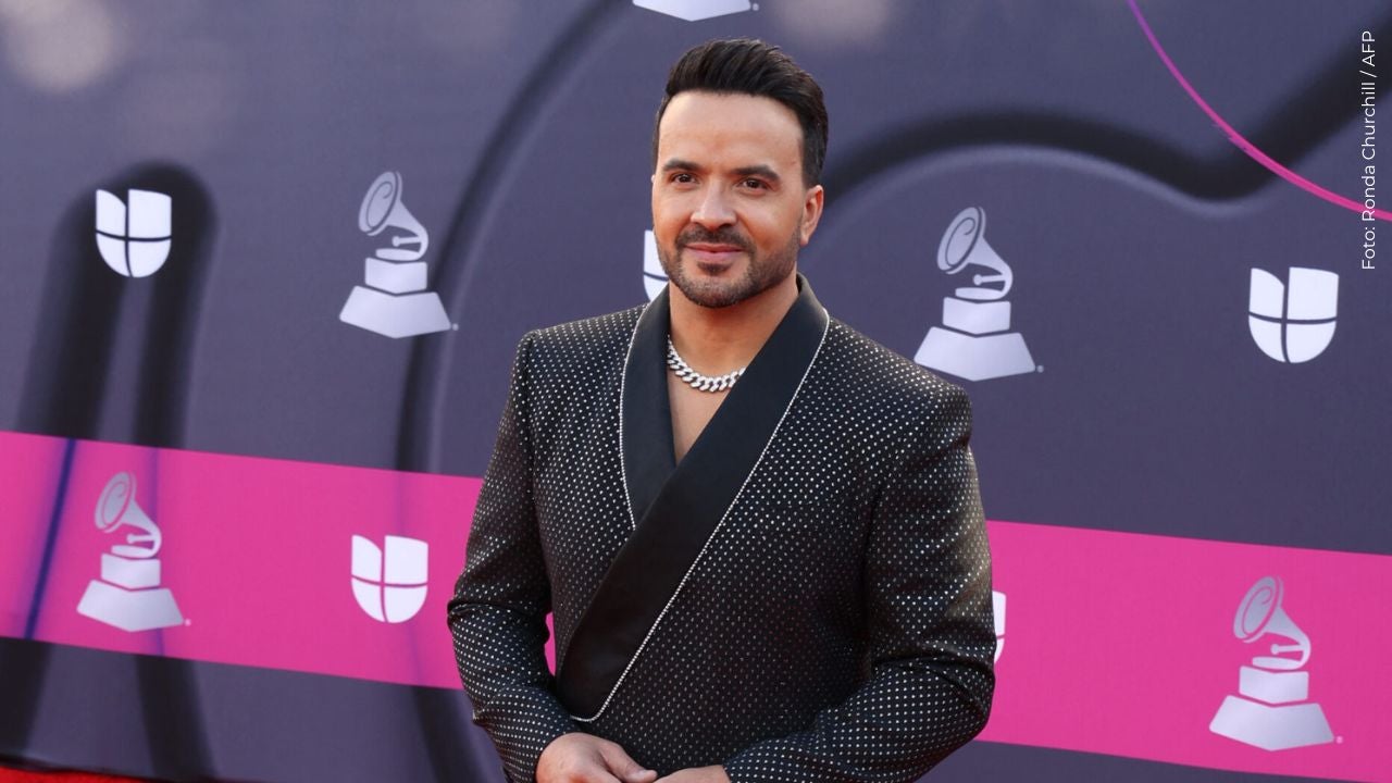 Luis Fonsi se viste de luto tras el fallecimiento de su abuela.