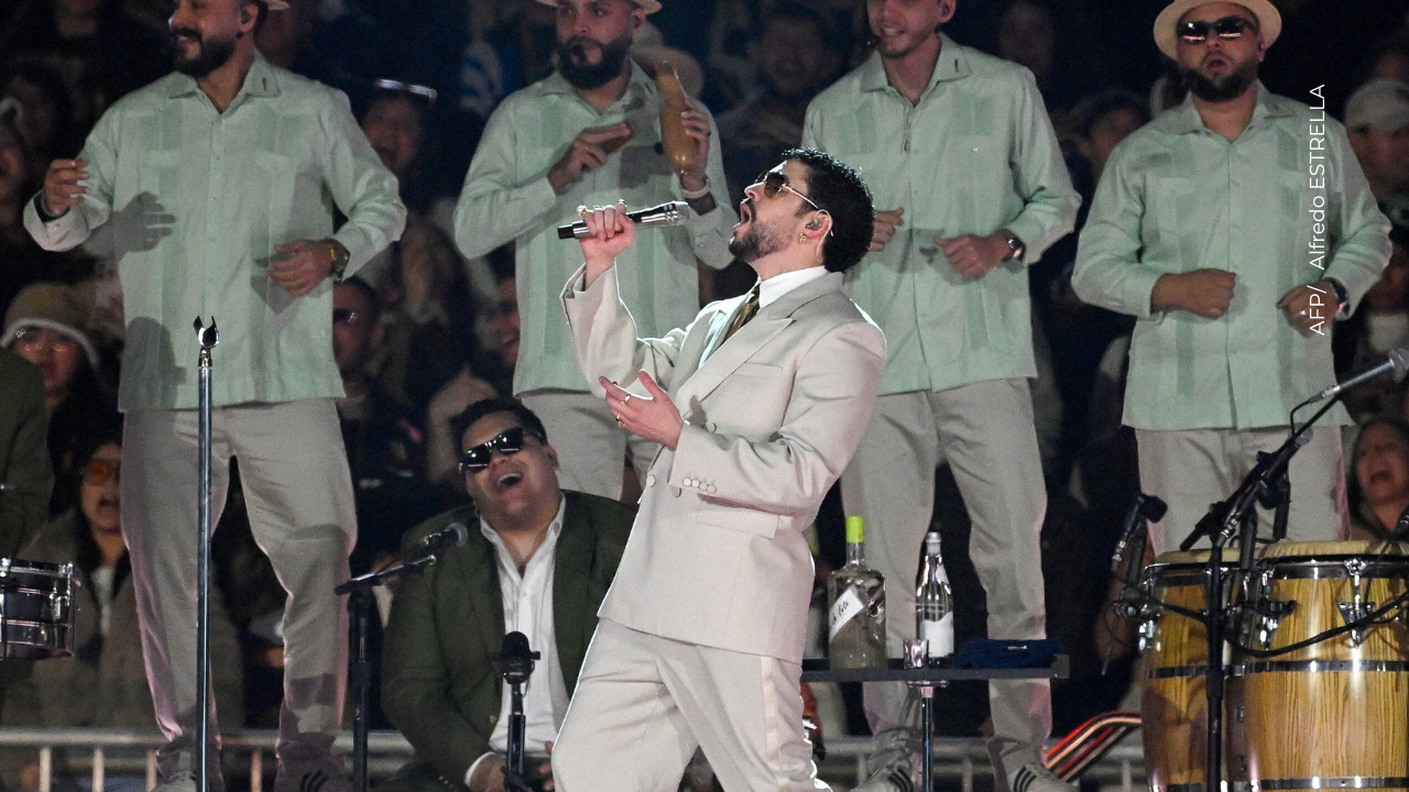 Bad Bunny impacta con historias desde Medellín