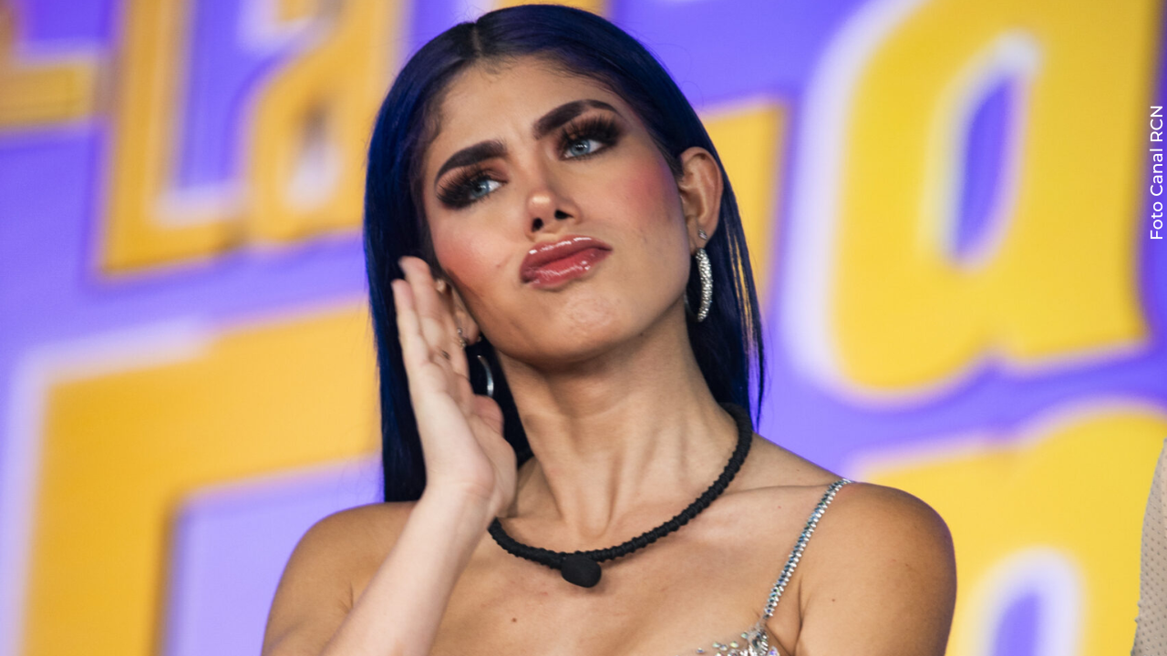 Reconocido cantante habría conquistado a Alexa Torrex con indirectas en redes