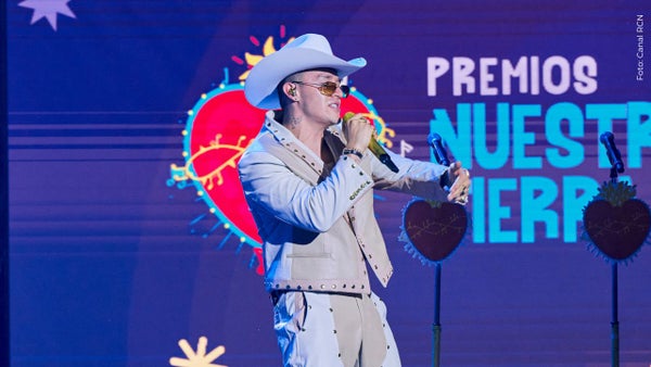 Luis Alfonso causó revuelo por inesperado gesto con su esposa en Premios Nuestra Tierra, ¿qué hizo?