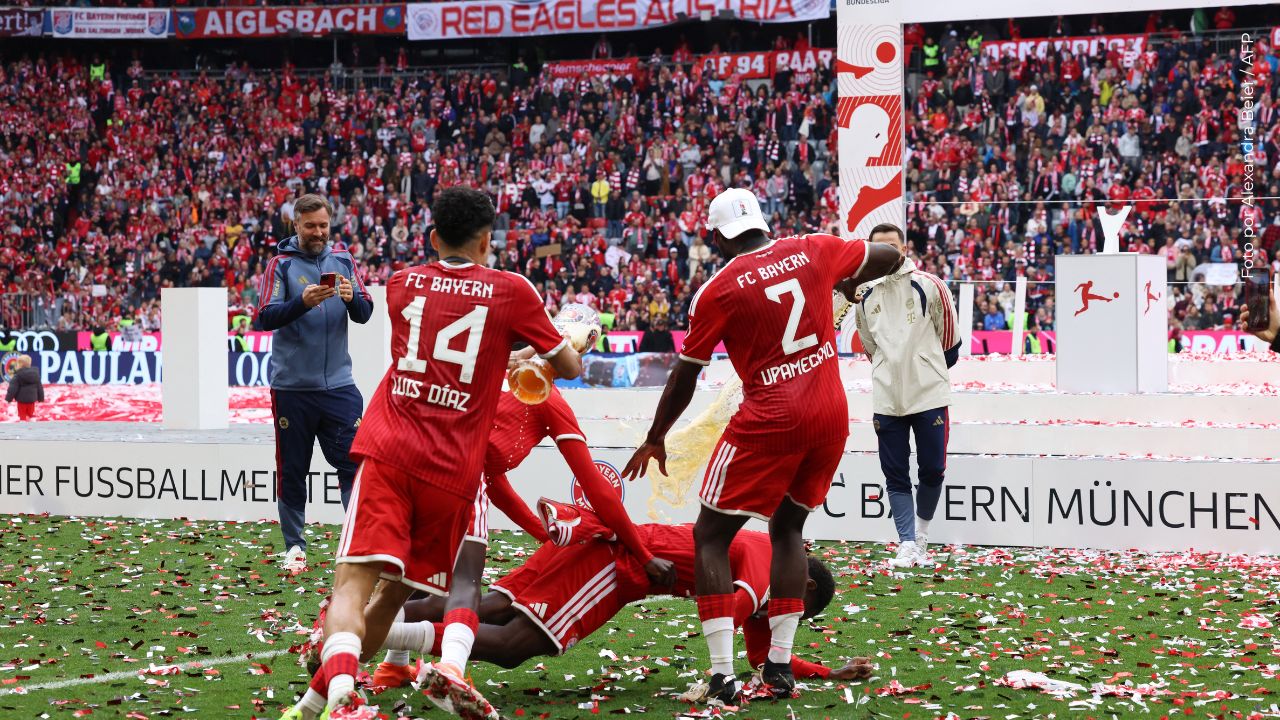 Luis Díaz se volvió viral tras levantar al revés el trofeo de campeón de la Bundesliga.