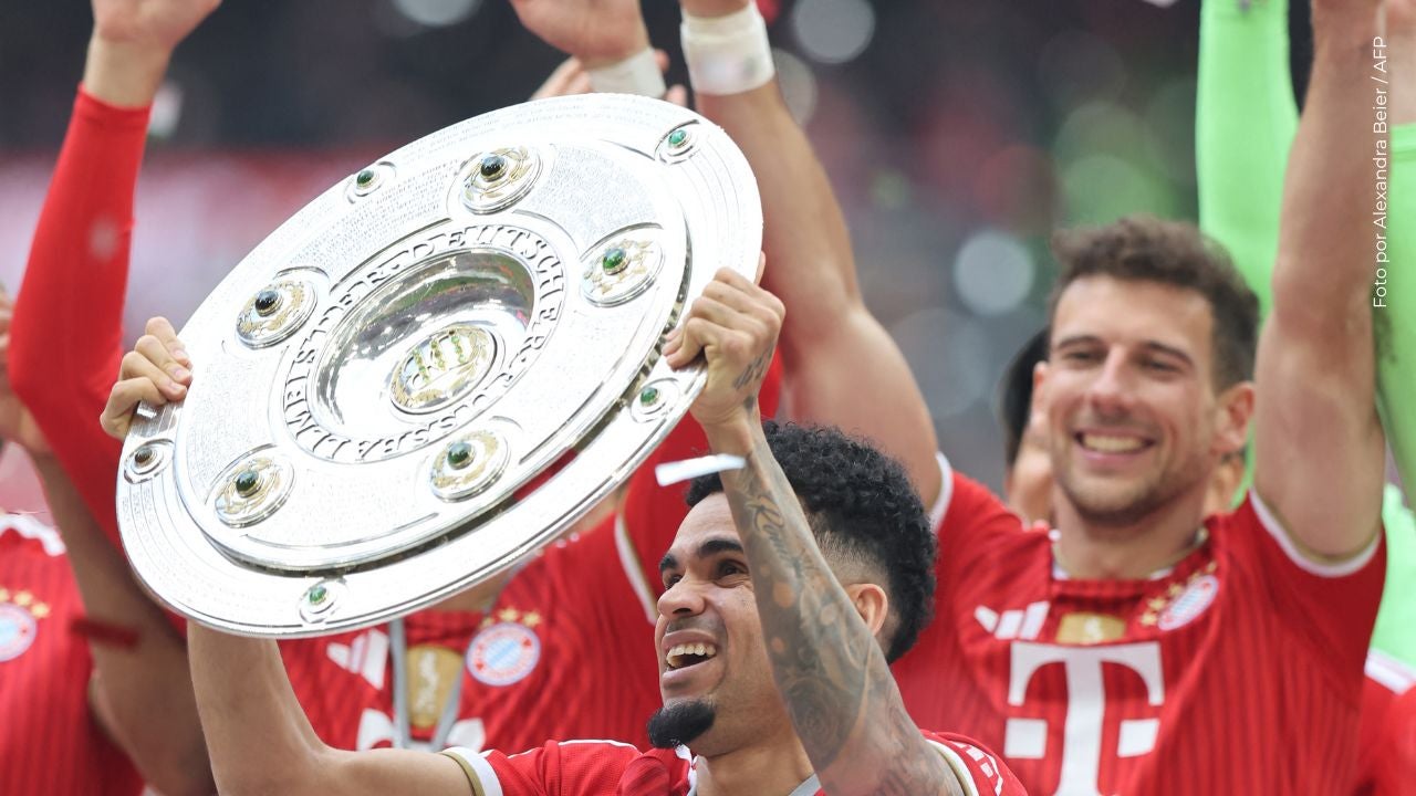 Luis Díaz se volvió viral tras levantar al revés el trofeo de campeón de la Bundesliga.