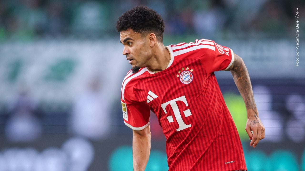 Luis Díaz se volvió viral tras levantar al revés el trofeo de campeón de la Bundesliga.